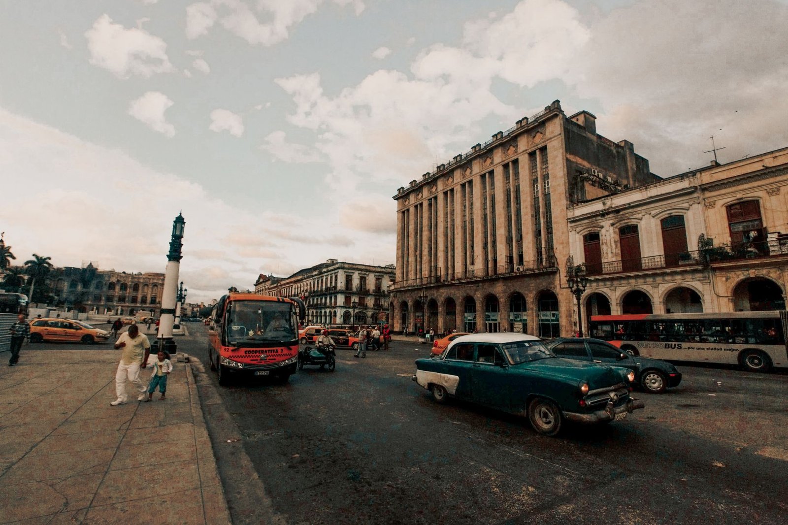 Havana Travel Guide: Cuba cover 1360