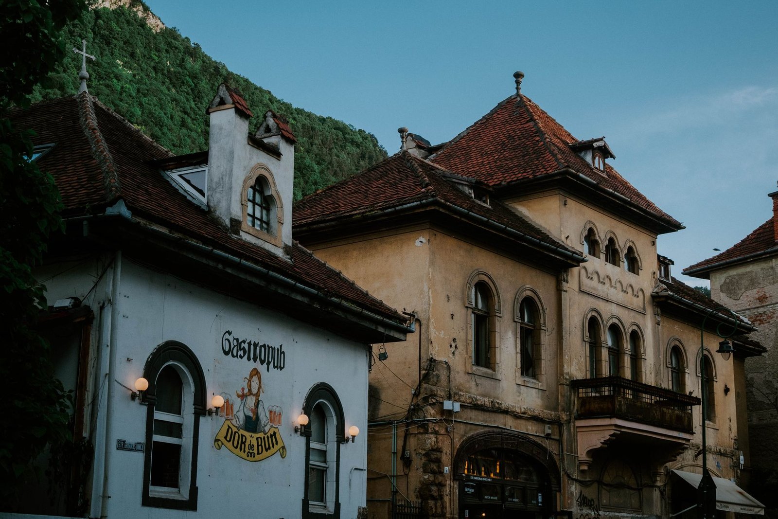 Brasov (Transylvania) Travel Guide: Romania cover 2390